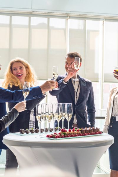 Tendas, mesas e cadeiras para eventos corporativos