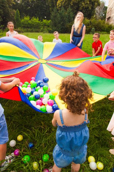 Cama elástica e piscina de bolinhas para festa infantil