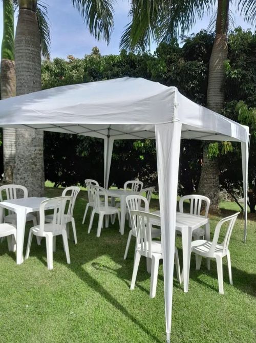 Mesas, cadeiras, tendas e brinquedos para festas e eventos
