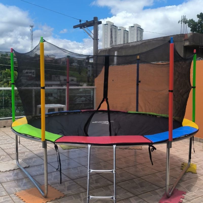 Cama elástica e piscina de bolinhas para festa infantil